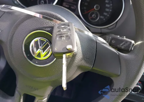 2010 Volkswagen Golf 2-Door z USA, uszkodzony, nr VIN WVWBA7AJ0AW415873